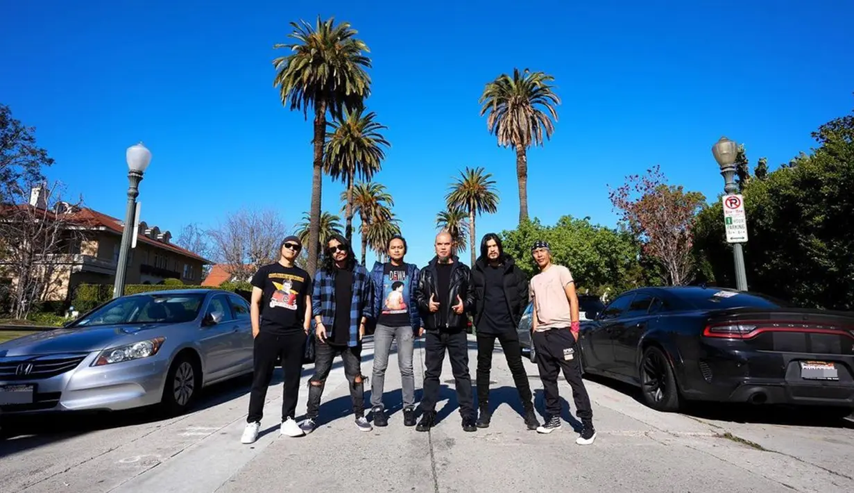 Kedatangan Dewa 19 ke Amerika adalah untuk memenuhi undangan dari Konsulat Jenderal Republik Indonesia (KJRI) di Los Angeles. Penampilan Ahmad Dhani, Andra, Yuke, dan Agung semakin keren dengan vocal dari Marcello dan Virzha. Pertunjukkan musik yang digelar pada Minggu (8/1/2023) itu berlangusng seru. (Liputan6.com/IG/@officialdewa19)