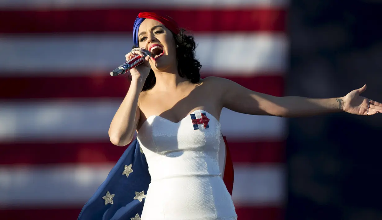 Katy Perry bernyanyi saat kampanye Kandidat Presiden AS, Hillary Clinton di Des Moines , Iowa , Sabtu (24/10/ 2015). Kehadiran Katy Perry membuat kampanye Hillary disambut dengan antusias oleh warga.  (REUTERS / Scott Morgan)
