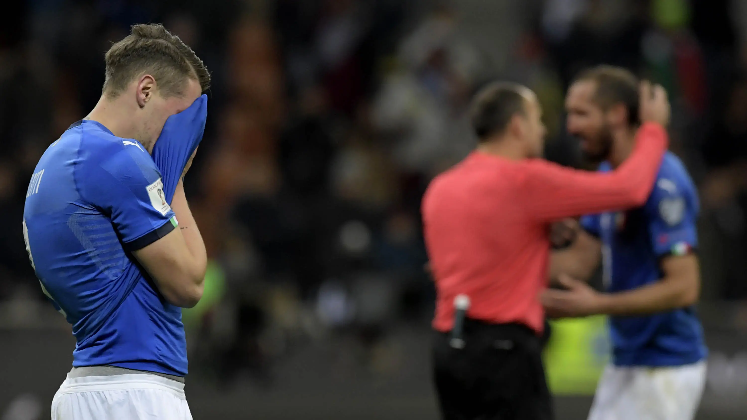 Striker Italia, Andrea Belotti, tampak sedih usai gagal membawa Italia lolos ke Piala Dunia 2018 setelah disingkirkan Swedia di Stadion San Siro, Sabtu (11/11/2017).  (AFP/Miguel Medina)