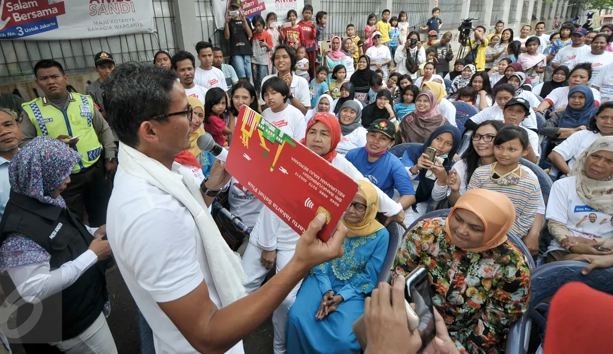 Calon Wakil Gubernur DKI Jakarta, Sandiaga Salahudin Uno saat menjelaskan visi dan misinya bila terpilih nanti, Jakarta, Selasa (6/12). Sandiaga Uno temui warga Jelambar untuk sosialisasi  visi misinya bila terpilih nanti. (Liputan6.com/Yoppy Renato)