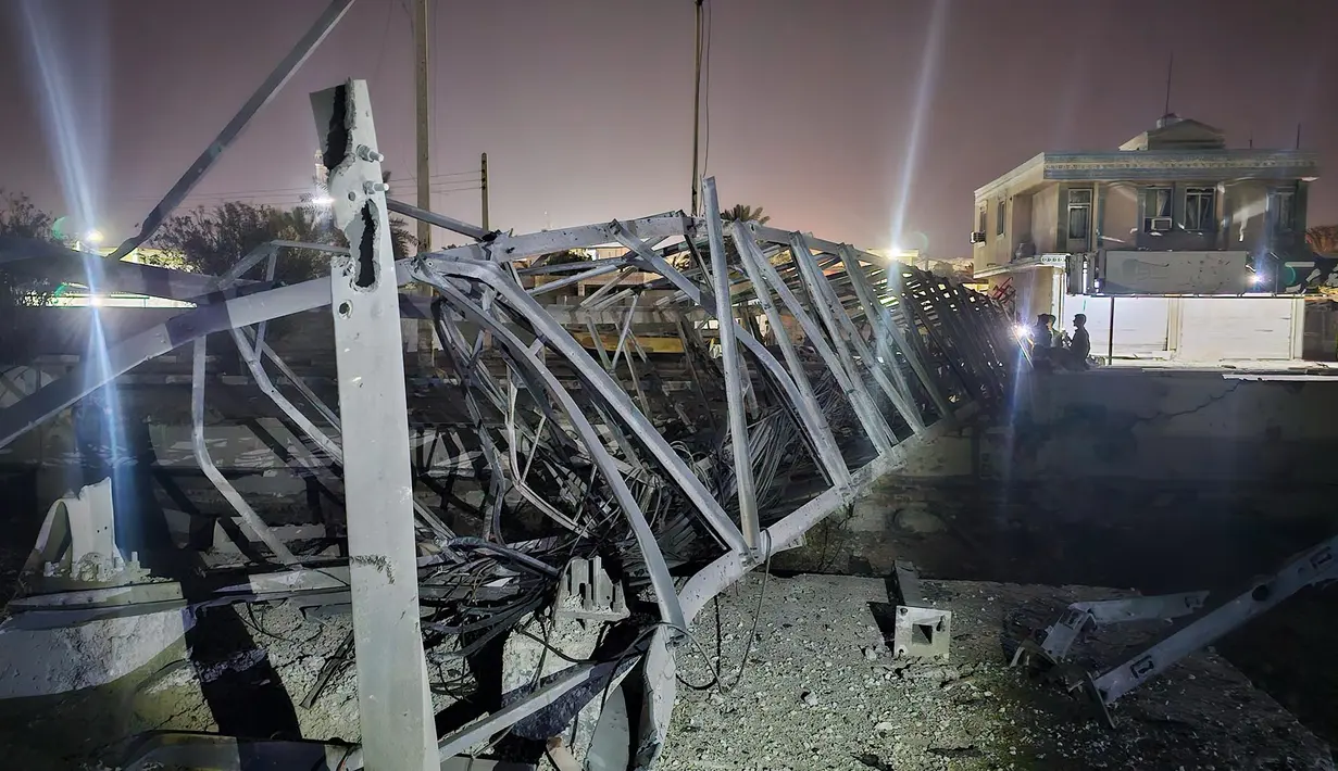 Kerusakan terlihat pada sebuah menara komunikasi yang menurut media Iran terkena serangan AS di Kuhestak, Iran selatan,  Rabu dini hari, 2 September 2026. (Masoud Mohammadi/Tasnim News Agency via AP)