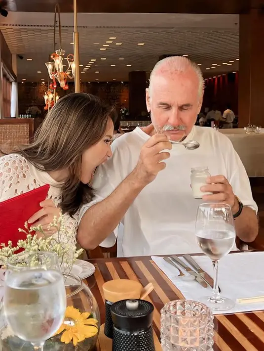 Tampak Cinta pun terlihat manja dengan sang ayah yang mengenakan t shirt putihnya. [@claurakiehl]