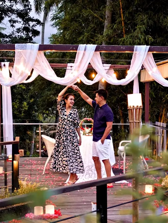 Momen bulan madu lagi ini ia sampaikan dalam keterangan Instagramnya. Shandy pun unggah momen romantis saat berdansa dengan sang suami. Kalimat dalam keterangan Instagramnya pun cukup banyak disorot netizen. (Liputan6.com/IG/@shandyaulia)