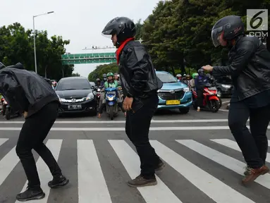 Aksi sejumlah mahasiswa dan mahasiswi saat mengampanyekan keselamatan berlalu lintas di Jakarta, Rabu (20/3). Aksi ini mengajak pengendara untuk tertib berlalu lintas dengan #SelamatDijalan. (merdeka.com/Imam Buhori)