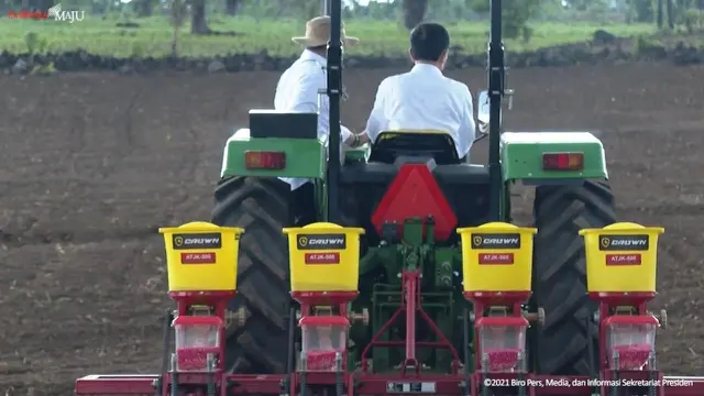 Jokowi jajal traktor untuk menanam jagung