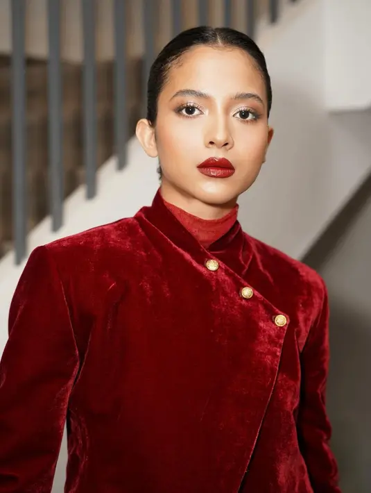 Pulasan lipstik merah dengan makeup glowing ala Putri Marino ini juga tak boleh dilewatkan untuk dicoba saat tampil di Tahun Baru Imlek. [Foto: Instagram/vagueskin]