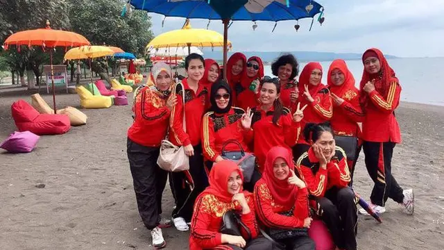 Jarang Muncul di TV, Ini 6 Potret Kadek Devi Kumpul dengan Ibu Bhayangkari