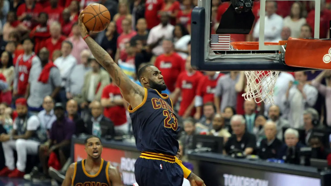 Aksi LeBron James di Laga Cleveland Cavaliers vs Atlanta Hawks
