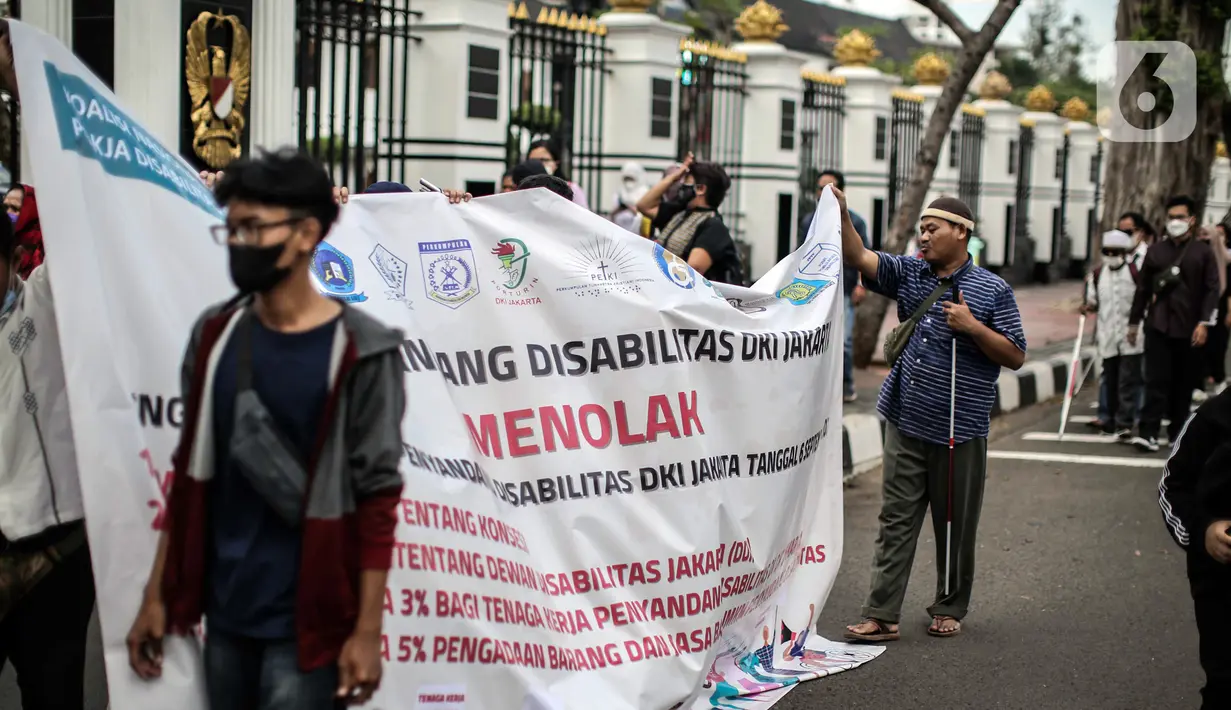 Sejumlah orang yang tergabung dalam Koalisi Organisasi Penyandang Disabilitas DKI Jakarta menggelar aksi di depan Kementerian Dalam Negeri (Kemendagri), Jakarta, Jumat (2/9/2022). Mereka juga mendesak pengembalian pasal-pasal esensial yang menjadi aspirasi penyandang disabilitas atau menambahkan pasal delegasi pembentukan Peraturan Gubernur untuk mengatur pembentukan DDJ, KPDJ, Konsesi, Kuota penerimaan tenaga kerja penyandang disabilitas 3 persen dan kuota 5 persen pengadaan barang dan jasa di lingkungan Pemprov DKI Jakarta. (Liputan6.com/Faizal Fanani)