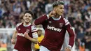 Selebrasi Striker West Ham United, Gianluca Scamacca setelah mencetak gol ke gawang Wolverhampton pada laga Liga Inggris 2022/2023 di London Stadium, London (1/10/2022). Gianluca Scamacca. Gianluca Scamacca meninggalkan Sassuolo untuk bergabung dengan West Ham United pada awal musim 2022/2023 dengan nilai transfer 36 juta euro atau kini setara Rp591 miliar. Hingga kini, pemain yang tengah jadi incaran AC Milan ini telah tampil dalam 27 laga dengan torehan 8 gol. (AFP/Ian Kington)