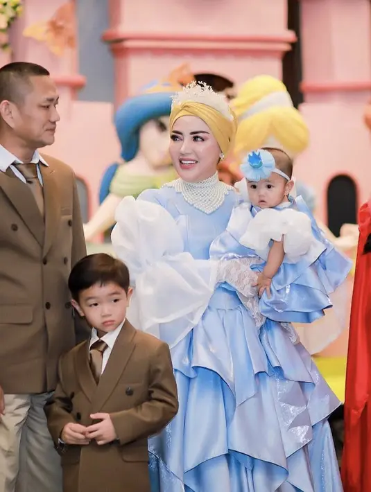 Penampilan Bella juga dilengkapi dengan kalung mutiara model high neck, serta gaya kerudung turban warna kuning dihiasi mahkota putih. Tampilannya bak Cinderella Berhijab [@bellashofie_rigan]