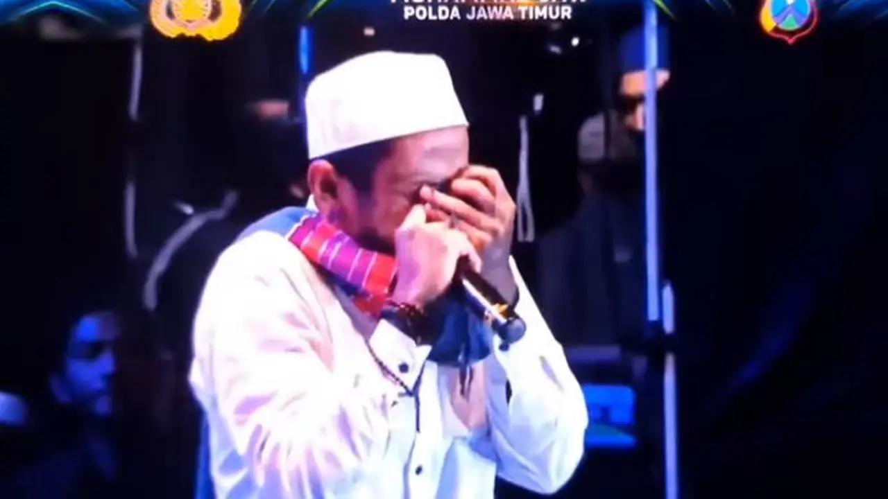 Pemuda bertato menangis saat bersholawat di depan Gus Iqdam. (Foto: Istimewa)