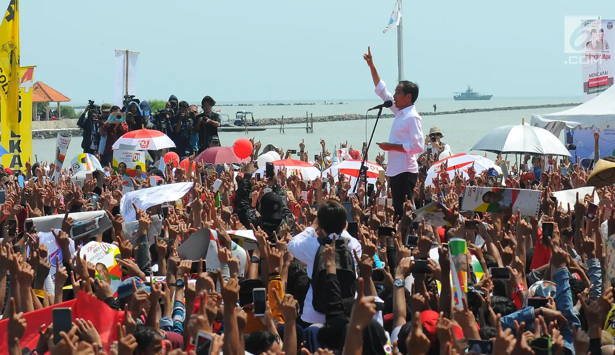 Capres 01 Joko Widodo mengacungkan jari saat kampanye terbuka di Kabupaten Cirebon, Jumat (5/4). Jokowi mengajak masyarakat Cirebon, untuk datang ke TPS dan meminta masyarakat untuk mencoblos surat suara yang fotonya memakai baju putih. (Liputan6 com/Angga Yuniar)