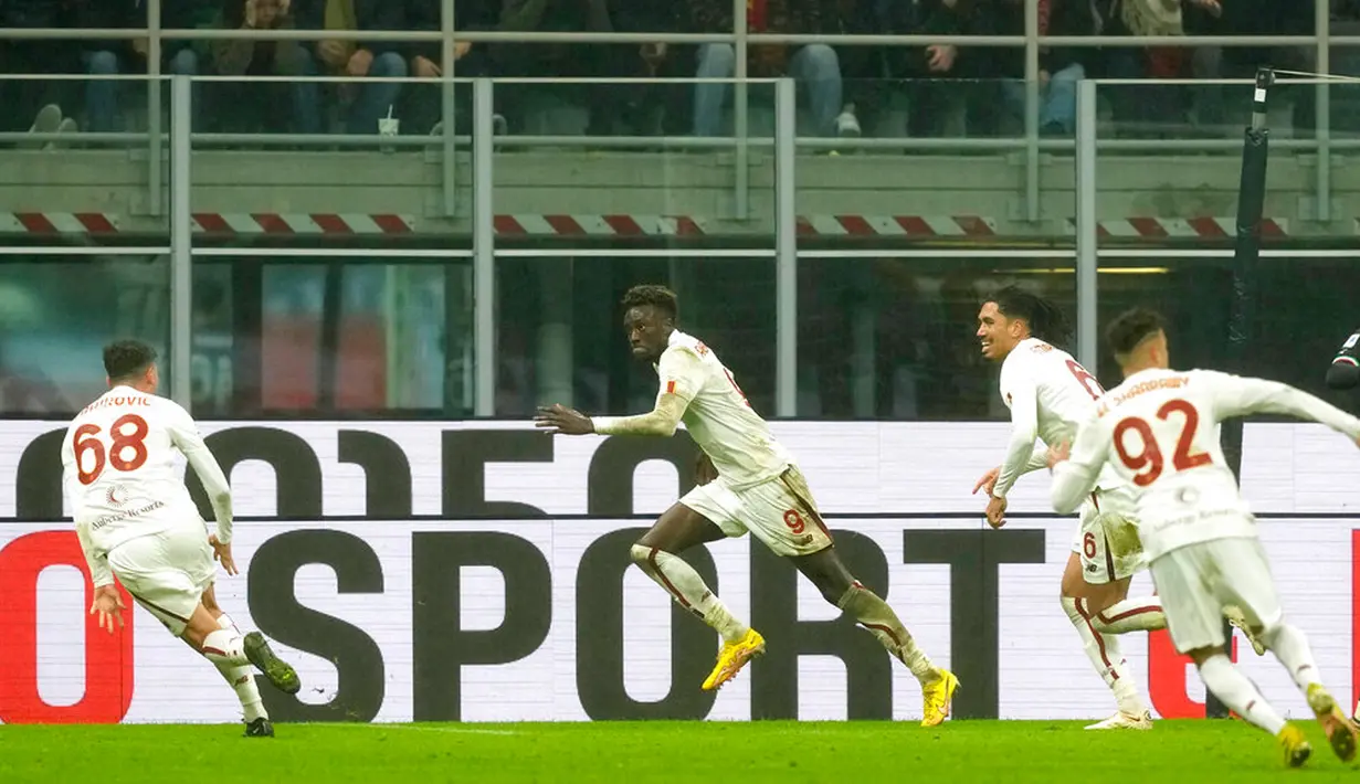 Pemain AS Roma Tammy Abraham (tengah) melakukan selebrasi usai mencetak gol ke gawang AC Milan pada pertandingan sepak bola Serie A Liga Italia di Stadion San Siro, Milan, Italia, 8 Januari 2023. Pertandingan berakhir imbang 2-2. (AP Photo/Antonio Calanni)