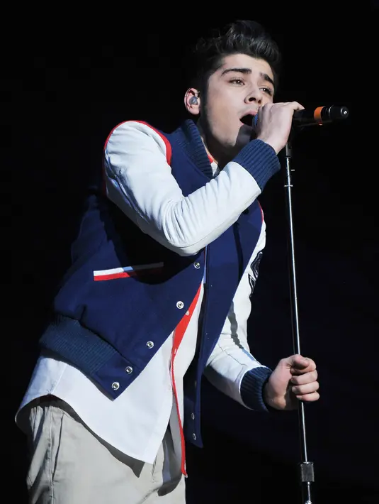 “Kepanikan Zayn menjadi tantangan terbesarnya di acara AMAs nanti, tetapi Zayn mencintai fansnya, dan akan melakukan yang terbaik untuk mereka,” ucap sumber dilansir Hollywoodlife.com. (AFP/Bintang.com)