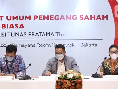 Direktur Utama PT Solusi Tunas Pratama Tbk (SUPR) Juliawati Gunawan Halim (kanan), Sekretaris Perusahaan Antonius Ardityo Budi Susetiatmo dan Perwakilan PT Profesional Telekomunikasi Indonesia Irfan Ghazali (kiri) saat acara Public Expose Insidentil di Jakarta, (01/03/2022) (Liputan6.com/HO/SUPR)