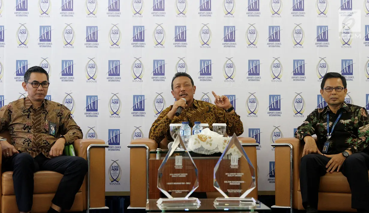 Dirut PT Angkasa Pura l Danang S Baskoro (tengah) memberi keterangan usai mengumumkan penghargaan Airport Service Quality 2016, di Jakarta (24/10). Penghargaan tingkat dunia ini diberikan oleh Airport Council International (ACI). (Liputan6.com/Pool)