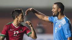 Striker Timnas Indonesia, Irfan Bachdim, bersitegang dengan striker Puerto Rico, Hector Ramos, saat laga persahabatan di Stadion Maguwoharjo, Sleman, Selasa (13/6/2017). Kedua negara bermain imbang 0-0.(Bola.com/Vitalis Yogi Trisna)