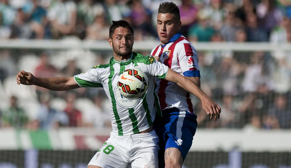 Florin Andone (kiri) yang kini masih bermain bersama Eldense di kasta kedua Liga Spanyol ini mencetak gol dalam waktu 10 detik setelah kick-off. Momen itu terjadi saat Cordoba, tim yang dibelanya, bermain imbang 1-1 dengan tamunya, Eibar pada laga pekan ke-19 Liga Spanyol musim 2014/2015 (16/1/2015). (AFP/Jorge Guerrero)
