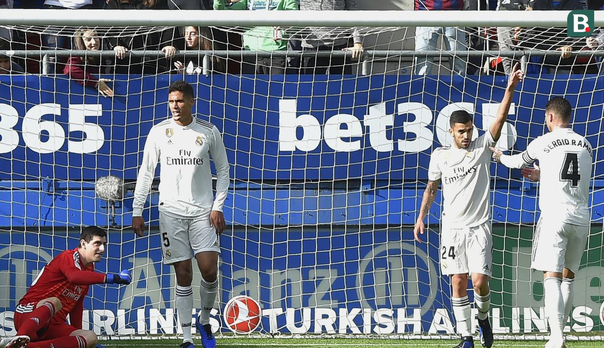 Para pemain Real Madrid tampak kecewa usai dibobol Eibar pada laga La Liga di Stadion Ipurua, Eibar, Sabtu (24/11). Eibar menang 3-0 atas Madrid. (AFP/Ander Gillenea)