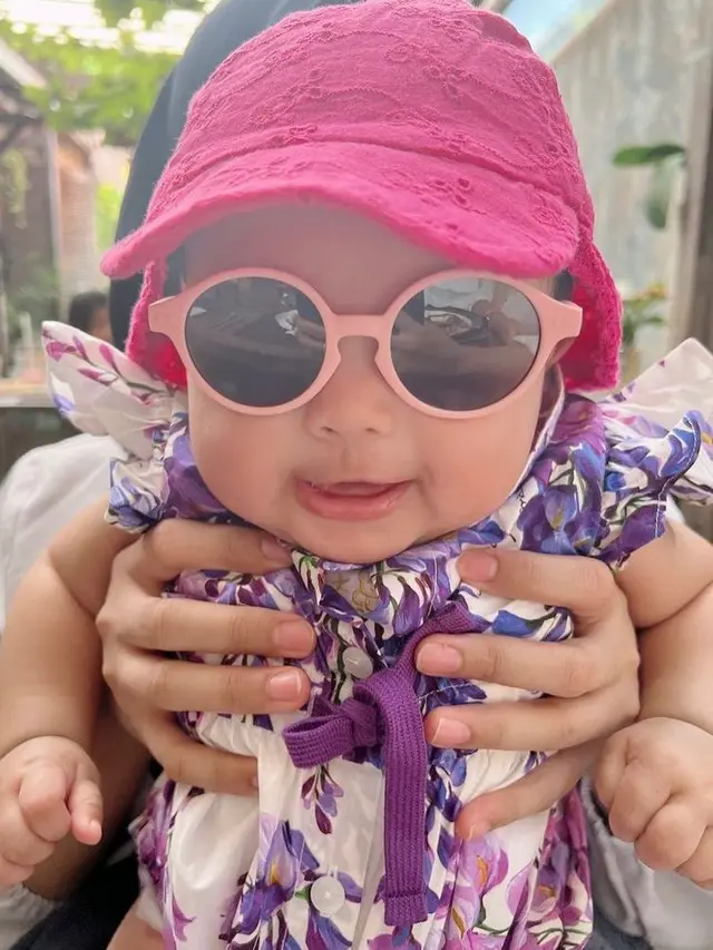 6 Potret Gaya Kompak Atta Halilintar dan Aurel Hermansyah Liburan di Bali, Perdana Ajak Ameena ke Pantai