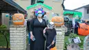 Orang-orang yang memakai kostum merayakan Halloween di Canberra, Australia (31/10/2020). (Xinhua/Chu Chen)