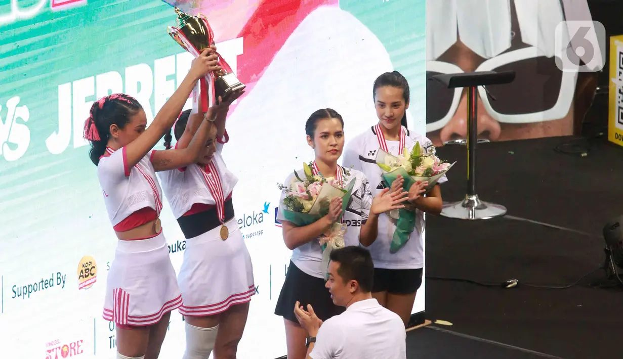 Hesti Purwadinata/Erika Carlina (kiri) dan Raisa/Anya Geraldine (kanan) naik podium pada akhir pertandingan ganda putri acara Vindes Sport bertajuk Tepok Bulu 2022 di Mahaka Square, Jakarta, Minggu (3/7/2022). Hesti Purwadinata/Erika Carlina mengalahkan Raisa/Anya Geraldine dua set langsung dengan skor 22-20 dan 21-15. (Liputan6.com/Herman Zakharia)