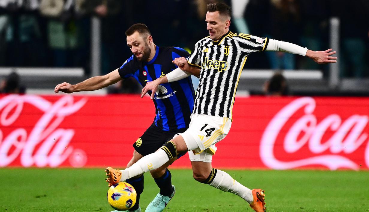 Pemain Inter Milan, Stefan de Vrij, berebut bola dengan pemain Juventus, Arkadiusz Milik, pada laga pekan ke-13 Serie A 2023/2024 di Allianz Stadium, Senin (2/11/2023). (AFP/Marco Bertorello)