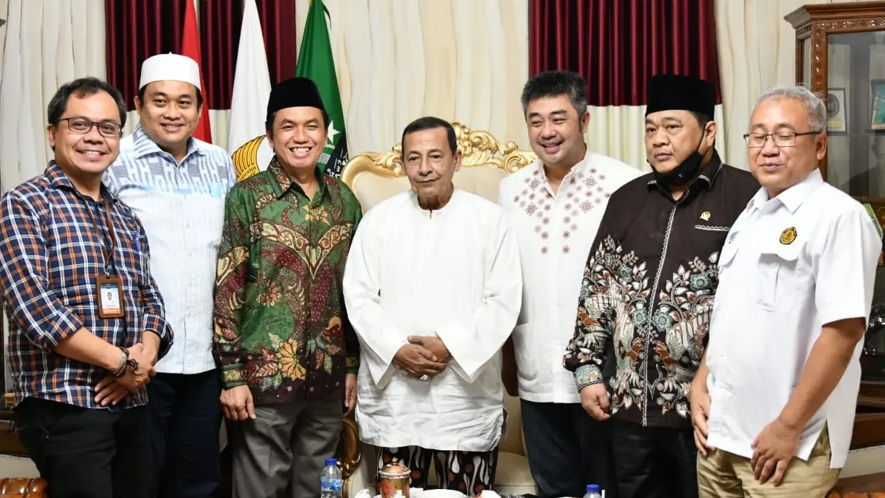 Anggota Komisi VII DPR RI Ridwan Hisjam didampingi Kepala BPH Migas M. Fanshurullah Asa mengunjungi kediaman Habib Muhammad Luthfi Bin Yahya, di Pekalongan, Jawa Tengah (25/09/2020)