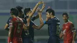 Bermain dengan sepuluh pemain, Arema lebih mengandalkan serangan balik dan tendangan bola mati. Mereka mencetak gol lebih dulu lewat tendangan penalti yang dilakukan Hanif Sjahbandi pada menit 21. (Foto: Bola.com/M Iqbal Ichsan)