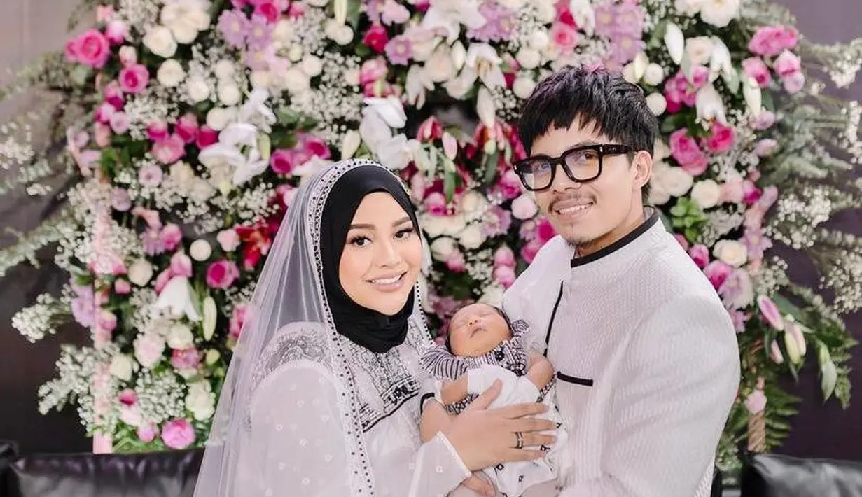 Tak hanya Aurel dan Atta, putrinya juga mengenakan busana dengan warna senada. Busana mereka dirancang khusus oleh desainer Indonesia Rika Wirtjes. (Instagram/aurelie.hermansyah).