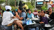 Masyarakat setempat tampak sedang makan bersama di kamp pengungsian. Warga sangat memerlukan bantuan bahan bantuan bahan makanan dan obat-obatan. (Liputan6.com/Fahrizal Lubis)