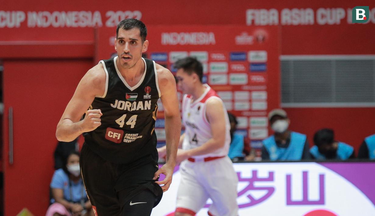 <p>Pemain Timnas Basket Yordania, Ahmad Al Dwairi melakukan selebrasi usai timnya mencetak poin saat matchday kedua Grup A FIBA Asia Cup 2022 antara Timnas Basket Indonesia melawan Timnas Basket Yordania di Istora Senayan, Jakarta, Kamis (14/07/2022). (Bola.com/Bagaskara Lazuardi)</p>
