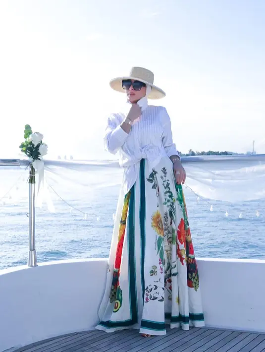 6. Sempat berganti pakaian, Syahrini kali ini memadukan kemeja putih dengan long skirt bermotif buah-buahan nuansa putih.