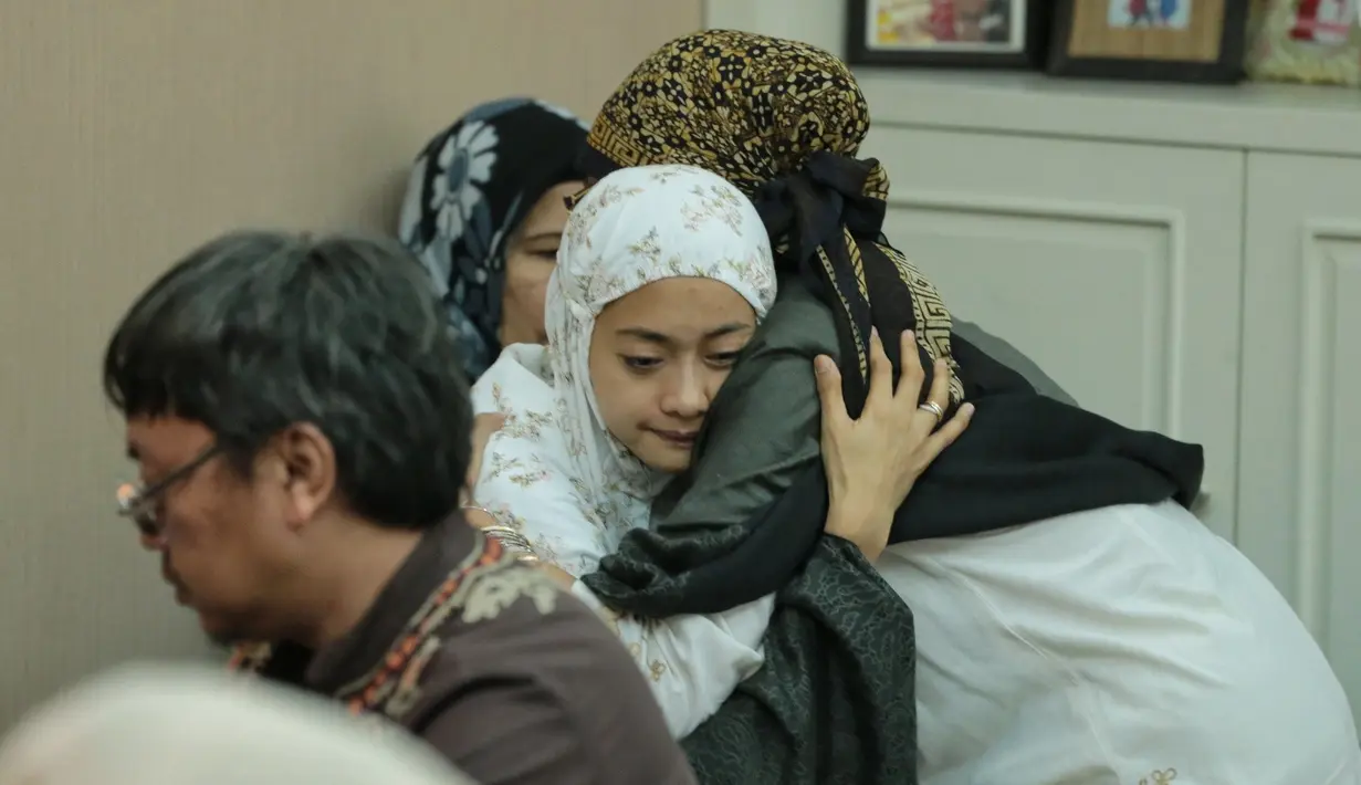 Ferry Wijaya, suami dari Ririn Ekawati meninggal dunia setelah mengidap penyakit Leukimia. Tanpa didampingi sang istri, jenazah Ferry dikebumikan di pemakaman mewah San Diego Hills, Karawang, Jawa Barat. (Adrian Putra/Bintang.com)