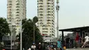 Suasana di Kalijodo, Jakarta, Rabu (4/1). Mengisi hari libur Kalijodo dipenuhi ratusan warga, Anak - anak, orang tua, remaja bermain memeras tenaga untuk memuaskan adrenalin mereka. (Liputan6.com/Johan Tallo)