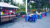 Suasana di Tugu Gampo, pusat kuliner malam di Kota Padang. (Liputan6.com/ Novia Harlina)