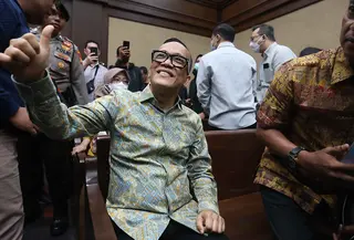 Penyidik KPK memperoleh nilai dugaan pemerasan yang dilakukan para tersangka dari penelusuran aliran dana melalui rekening para tersangka dalam kurun waktu 2020 hingga 2025. Tampak dalam foto, tersangka kasus dugaan pemerasan dalam pengurusan sertifikat K3 di Kementerian Ketenagakerjaan yang juga mantan Wakil Menteri Ketenagakerjaan (Wamenaker), Immanuel Ebenezer Gerungan (kiri) sesaat sebelum mengikuti persidangan di Pengadilan Tindak Pidana Korupsi (Tipikor) Jakarta pada Pengadilan Negeri Jakarta Pusat, Senin (19/1/2026). (Kapanlagi.com/Budy Santoso)
