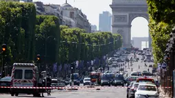 Aparat kepolisian Prancis mengevakuasi jalan Champs Elysees di Paris, Senin (19/6). Seorang pria yang dilengkapi senjata sengaja menabrakkan kendaraannya ke van milik polisi dan kemudian tewas di jalanan ikonik itu. (AP Photo/Matthieu Alexandre)