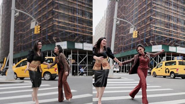 Yuni Shara hadir di Acara New York Fashion Week, ia juga mendukung desainer muda Indonesia, Ayumimca.