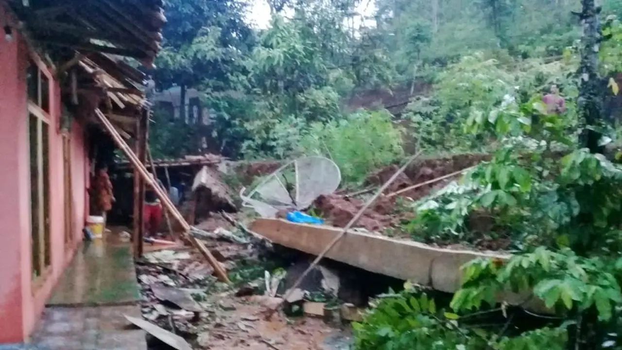 Longsor tebing nyaris menimbun satu rumah di Cilacap. (Foto: Liputan6.com/BPBD Cilacap/Muhamad Ridlo)