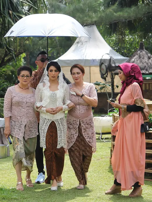 Acara akad nikah dimulai dengan pengantin pria memasuki pendopo tempat akad nikah didamping keluarganya. Tak berselang lama, pengantin perempuan, Tyas Mirasih menyusul yang didampingi pihak keluarga. (Bambang E. Ros/Bintang.com)