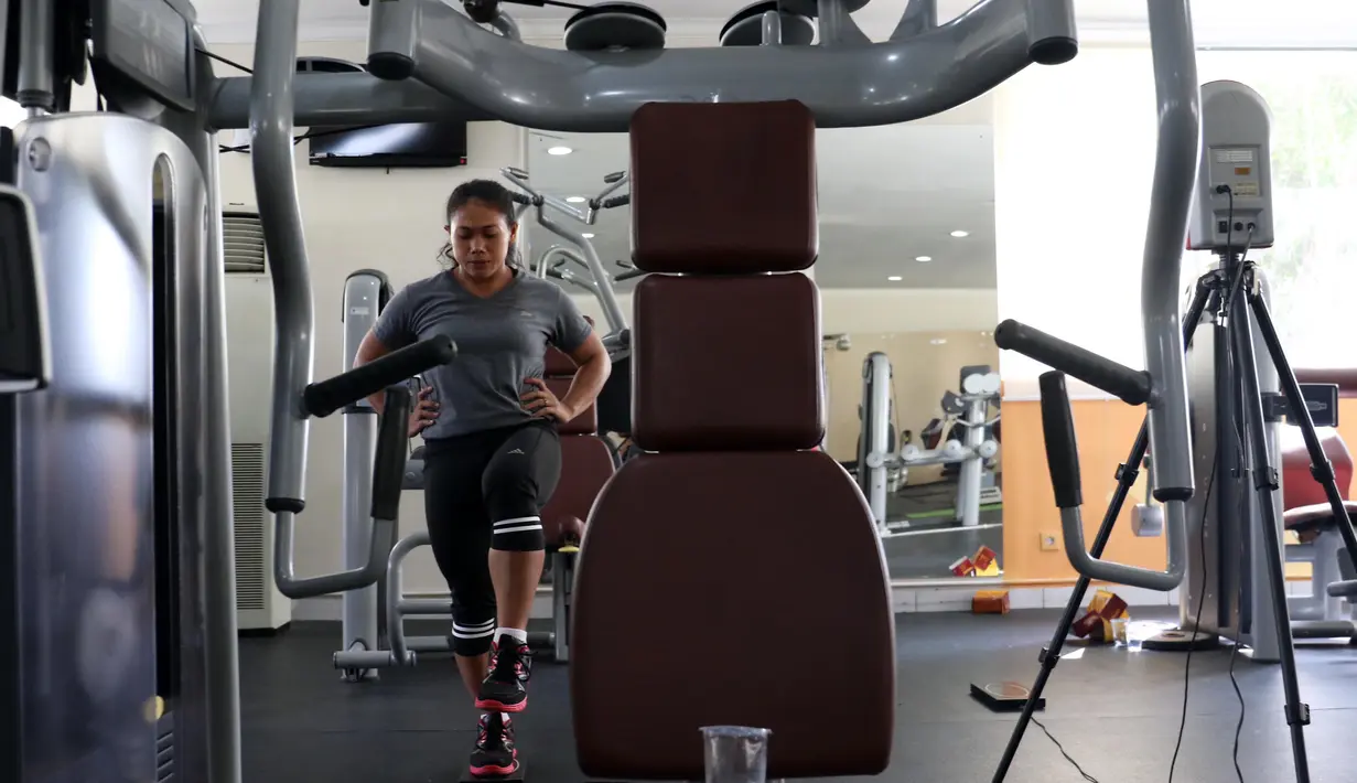 Atlet Angkat Besi, Sinta Darmariani melakukan test keseimbangan pada saat Sport Science persiapan menuju Olympiade Rio De Jeneiro 2016 di Gedung PP ITKON, Jakarta, Kamis (07/01/2016). (Bola.com/Nicklas Hanoatubun)