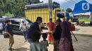Warga korban gempa saat menerima bantuan di Pasaman Barat, Sumatera Barat, Jumat (26/2/2022). BRI memberikan bantuan tanggap darurat Peduli Bencana Gempa Pasaman Barat berupa ratusan paket makanana cepat saji kepada warga yang jauh dari jangkauan. (Liputan6.com/HO/CSR BRI)
