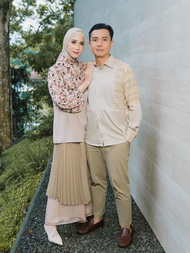 Model Baju Couple ala Fanny Fabriana dan Suami, Cocok untuk Buka Bersama hingga Lebaran