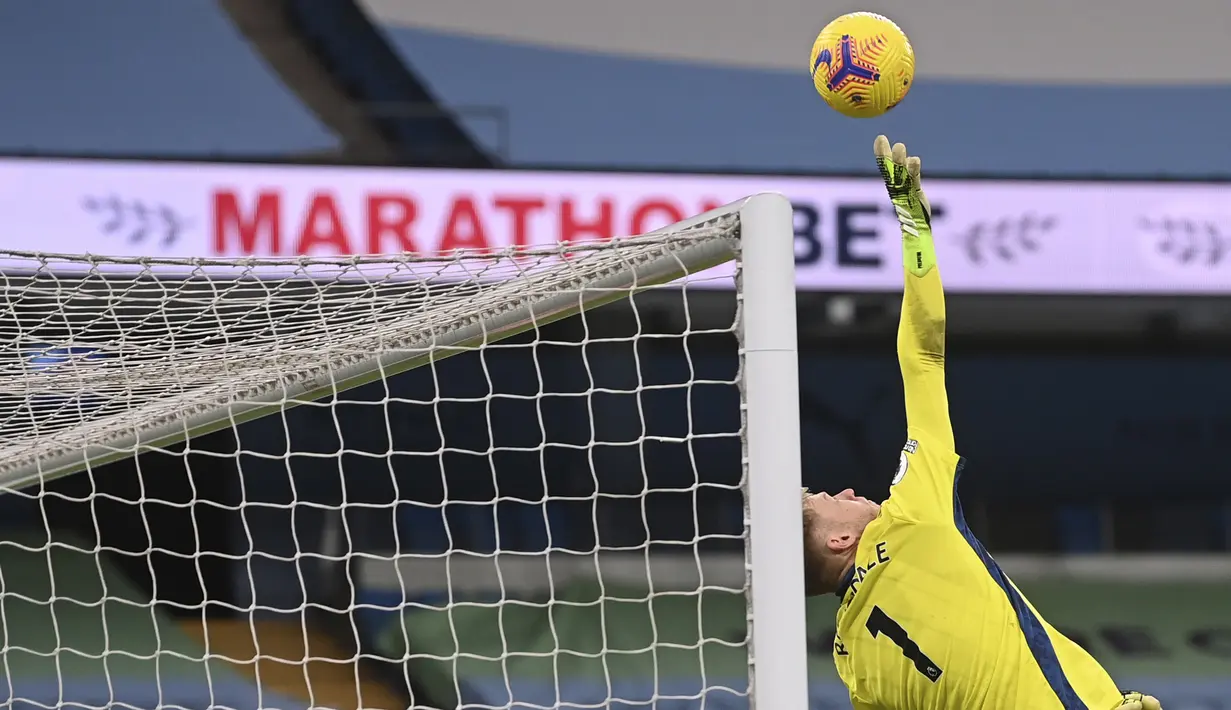 Unggul cepat, City semakin percaya diri. Bernardo Silva nyaris menggandakan keunggulan The Citizens. Namun, bola hasil sundulan Silva dari dalam kotak penalti masih bisa digagalkan kiper. (Foto: AP/Pool/Laurence Griffiths)