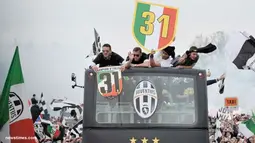 Para pendukung Juventus merayakan keberhasilan Juventus meraih Scudtto gelar Serie A musim 2012/2013 setelah mengalahkan Palermo 1-0, di Turin, Minggu, 5 Mei, 2013.