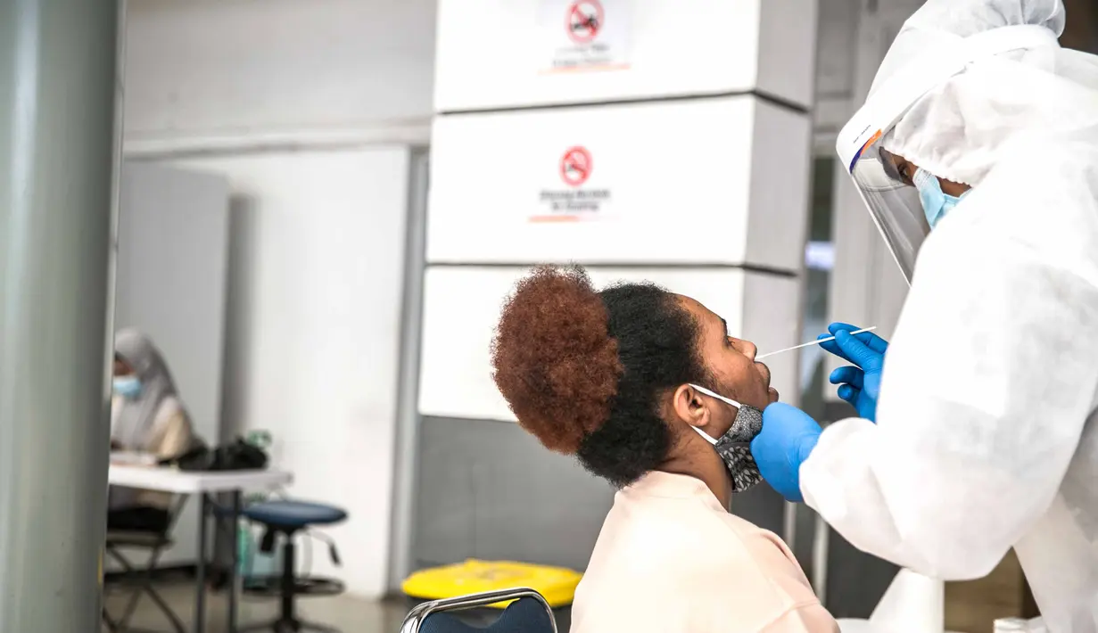 Calon penumpang menjalani swab antigen di Stasiun Senen, Jakarta, Senin (21/12/2020). Aturan tersebut mengacu ke Surat Edaran Kementerian Perhubungan Nomor 14 Tanggal 8 Juni 2020 dan Surat Edaran Gugus Tugas Covid-19 Tanggal 26 Juni 2020. (Liputan6.com/Faizal Fanani)