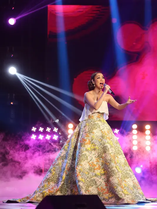 Gaun yang dipakai istri Ashraf Sinclair ini merupakan hasil rancangan Sebastian Gunawan. (Bambang E. Ros/Bintang.com)