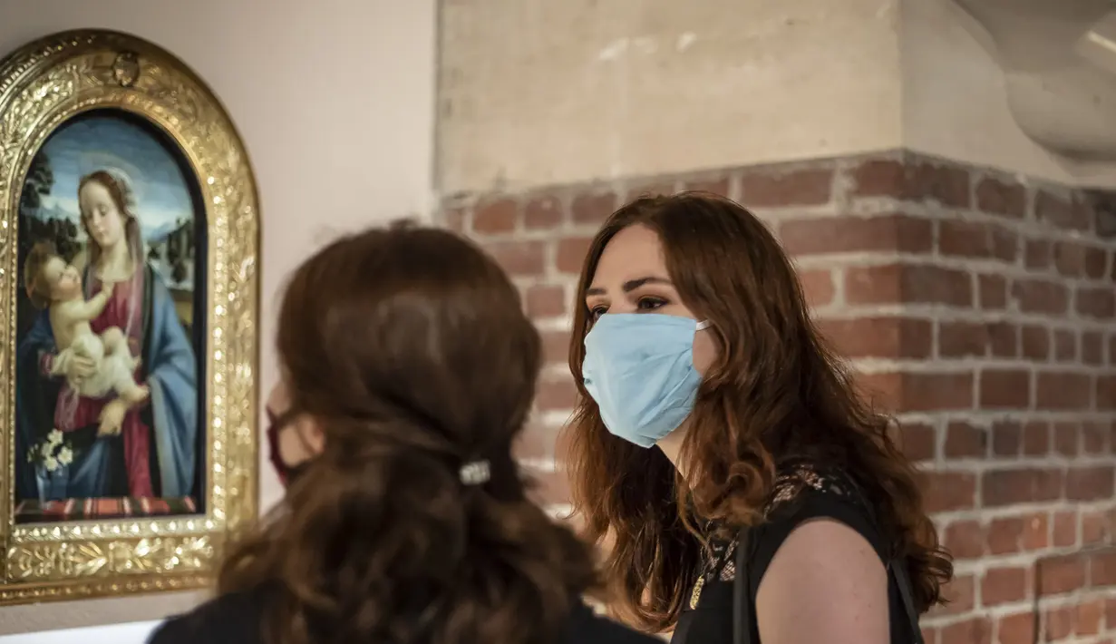 Para pengunjung mengenakan masker saat mengunjungi Museum Palais des Beaux-Arts de Lille di Lille, Prancis, Rabu (3/6/2020). Memasuki fase kedua dalam pelonggaran kebijakan lockdown, Prancis mengizinkan museum-museum untuk menerima pengunjung. (Xinhua/Sebastien Courdji)